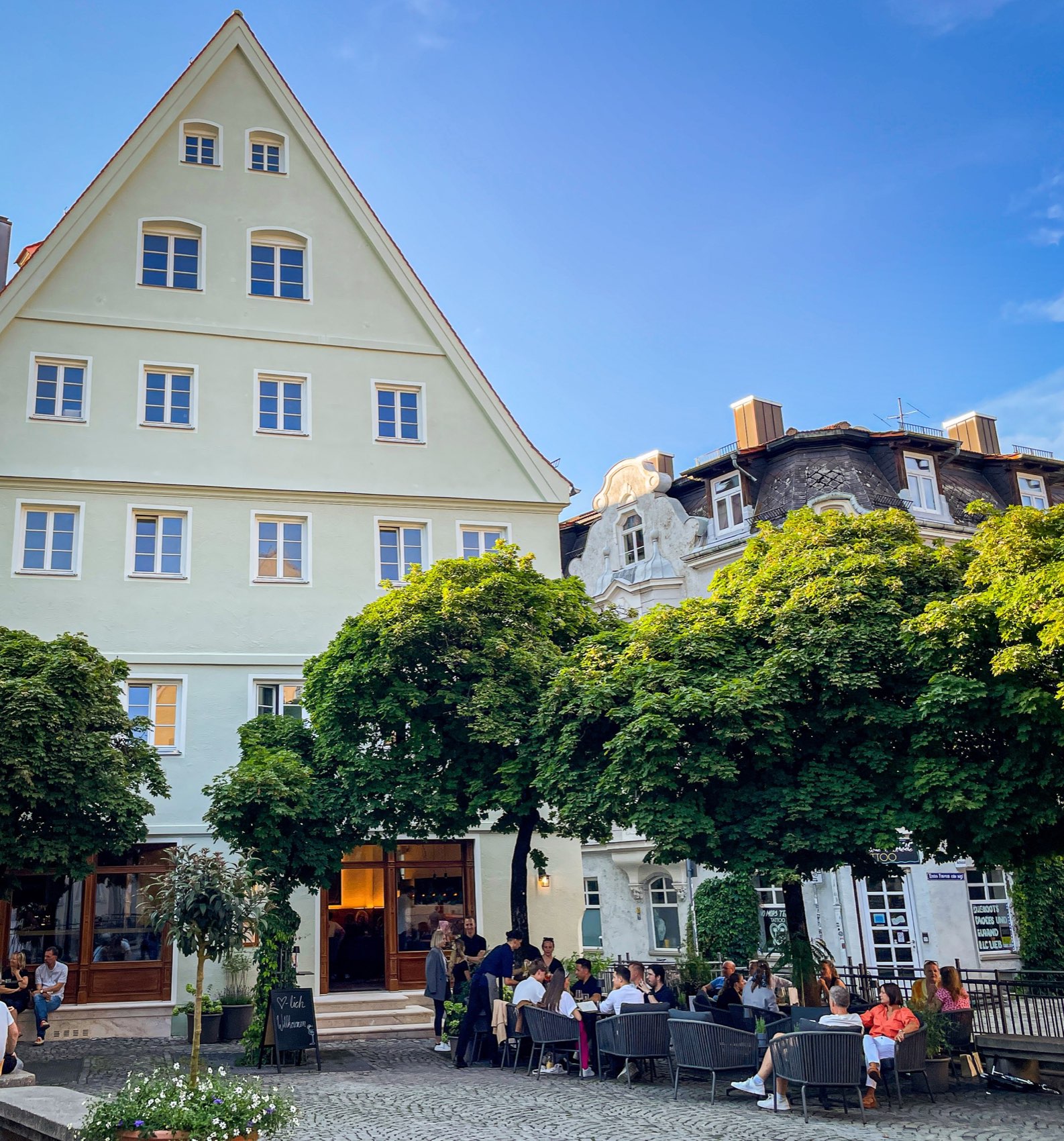 Die Gerberei 1557 am Holbeinplatz – historische Fassade mit Terrasse unter Kastanien