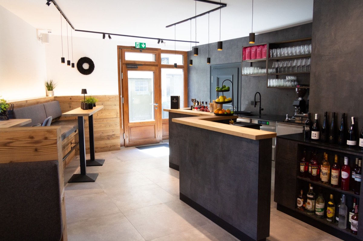 Blick in den Gastraum mit Bar