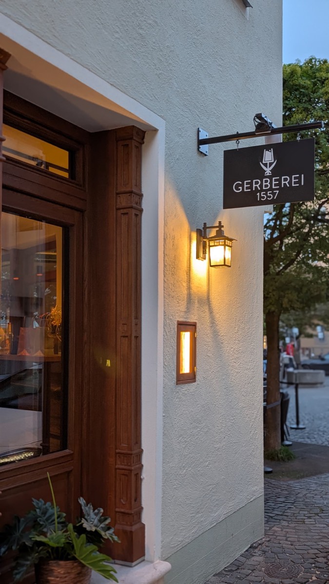 Das beleuchtete Gerberei-1557-Schild bei Dämmerung
