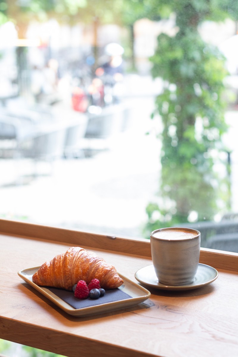 Cappuccino & Croissant am Fenster